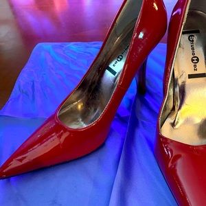 Patellar leather red pumps